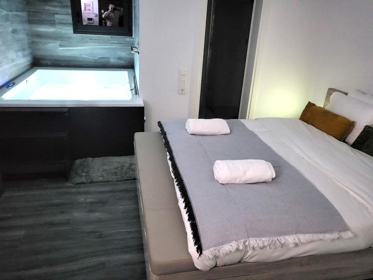 Fabilicious Suites - 2 Apartments- Romantic Jacuzzi & Spacious Family Comfort Ateny Zewnętrze zdjęcie