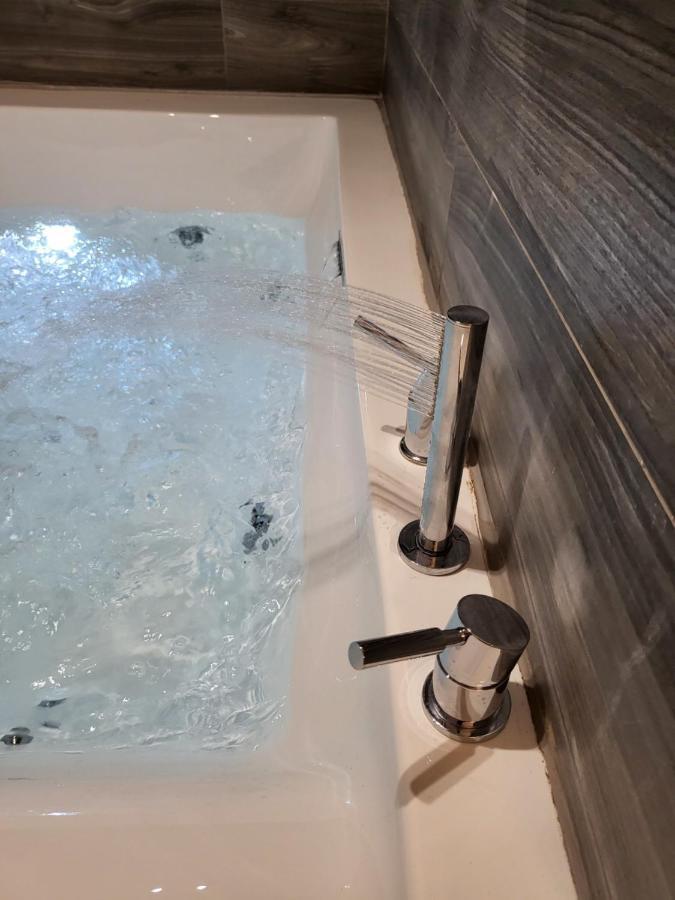 Fabilicious Suites - 2 Apartments- Romantic Jacuzzi & Spacious Family Comfort Ateny Zewnętrze zdjęcie