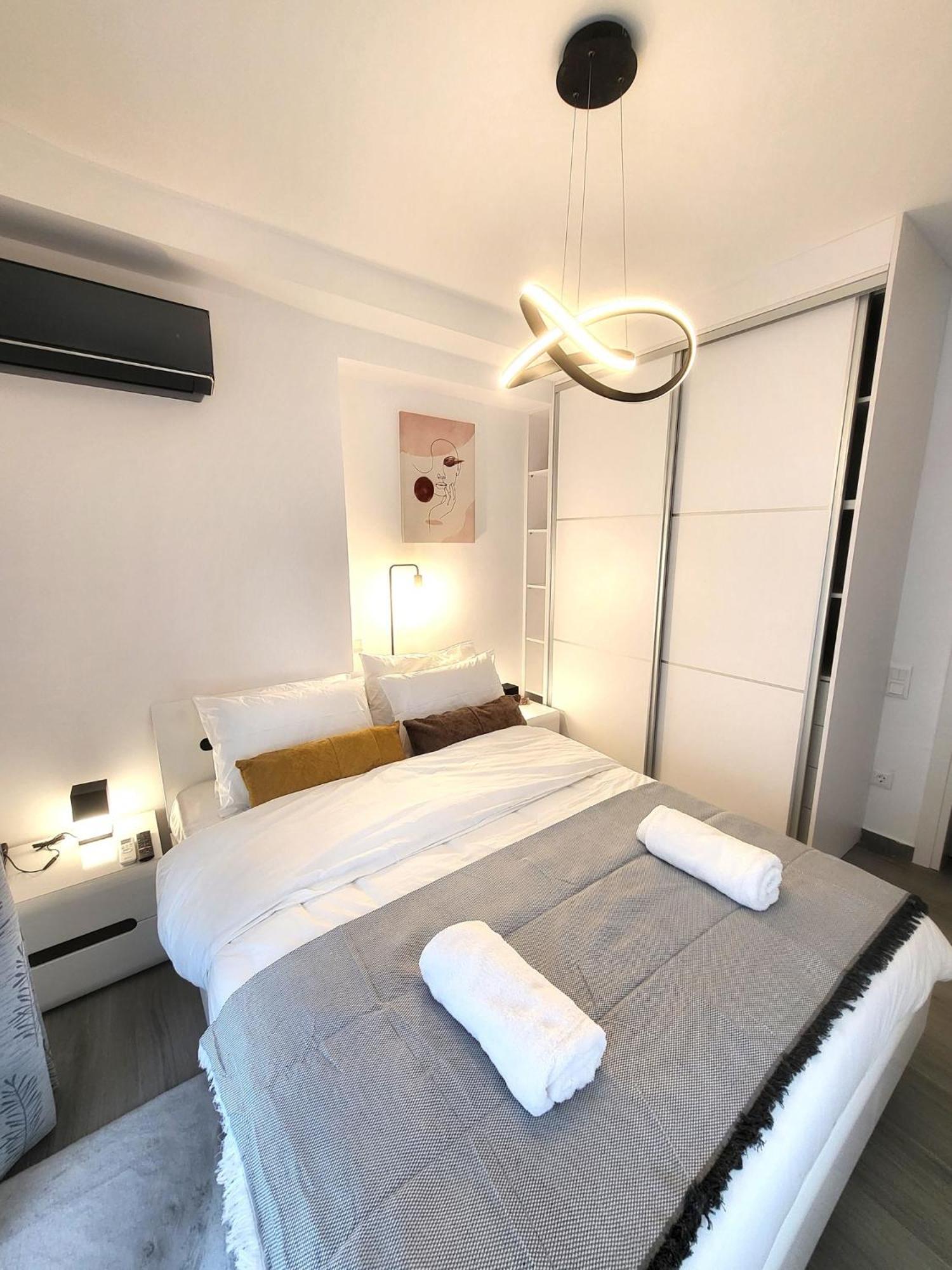 Fabilicious Suites - 2 Apartments- Romantic Jacuzzi & Spacious Family Comfort Ateny Zewnętrze zdjęcie