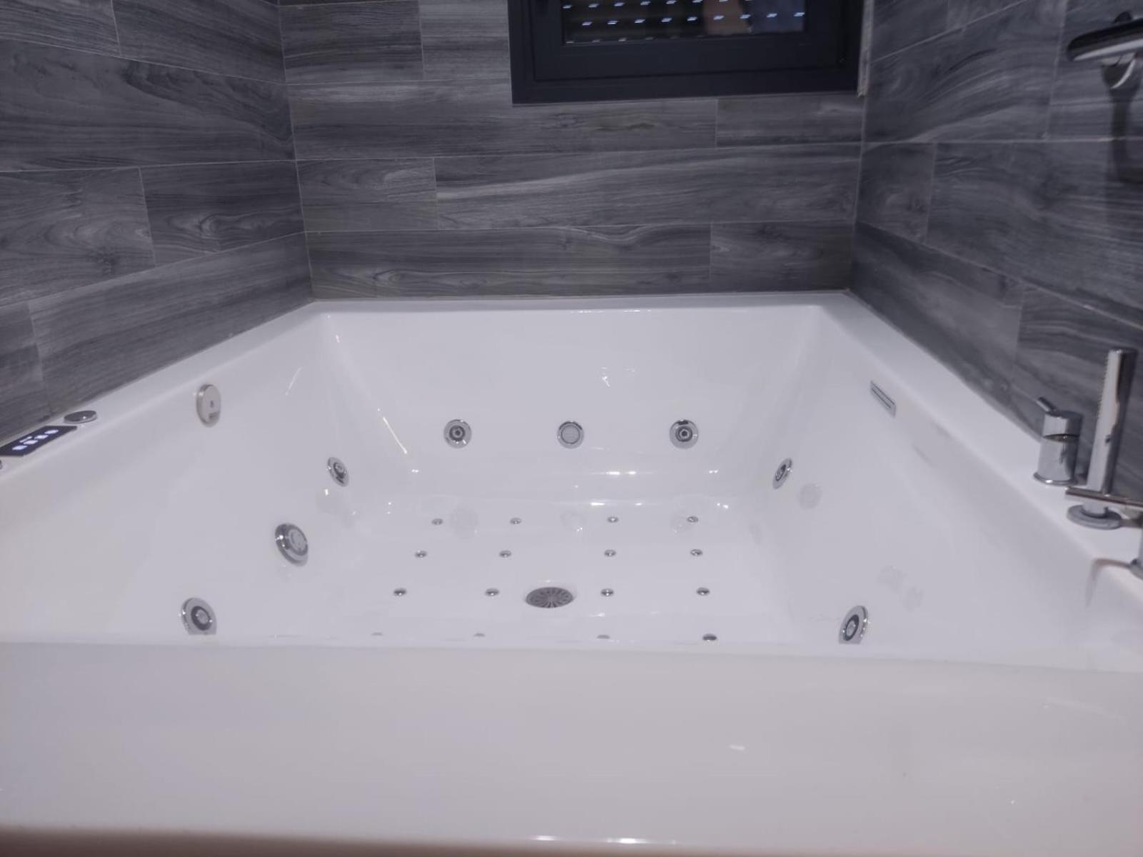 Fabilicious Suites - 2 Apartments- Romantic Jacuzzi & Spacious Family Comfort Ateny Zewnętrze zdjęcie